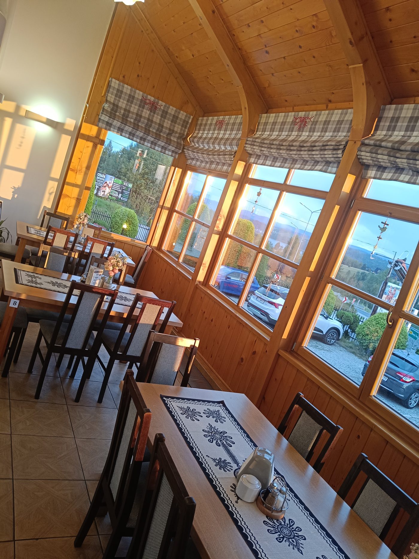 Weranda restauracji o zmierzchu